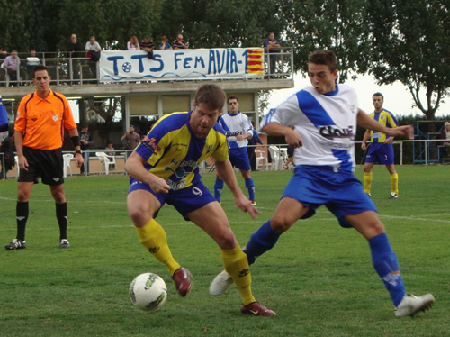 Guitart, autor del primer gol, en una acció del partit al camp de l'Avià. (Foto: Sergi Cortés).