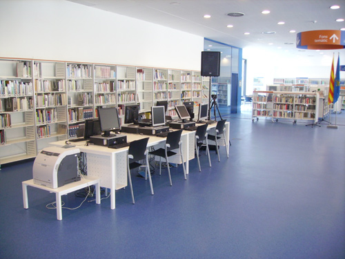 L'espai de la biblioteca municipal Lluís Barceló i Bou de Palamós.