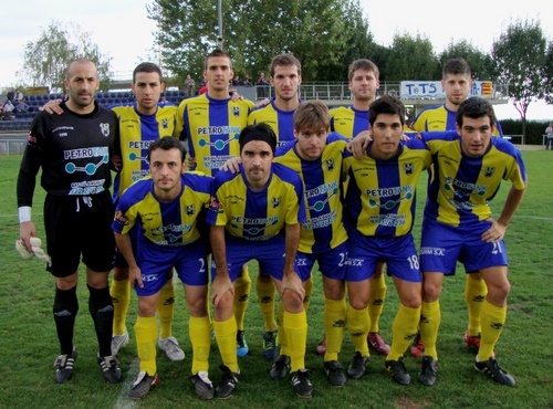 El Palamós CF, amb l'equip que va jugar a Avià. (Foto: Sergi Cortés).
