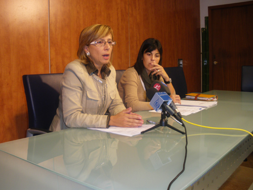 L'alcaldessa Teresa Ferrés i la tècnica de Promoció Econòmica, Sílvia Romero, avui durant la presentació.