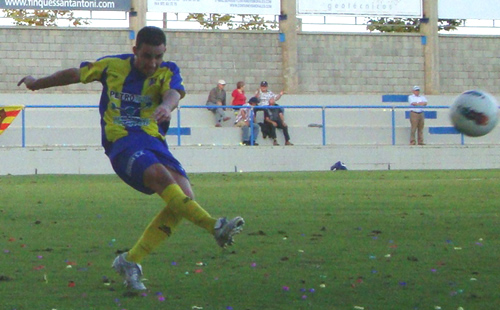 El defensa del Palamós CF, Chicho, en una acció del partit d'ahir. (Foto: Sergi Cortés).