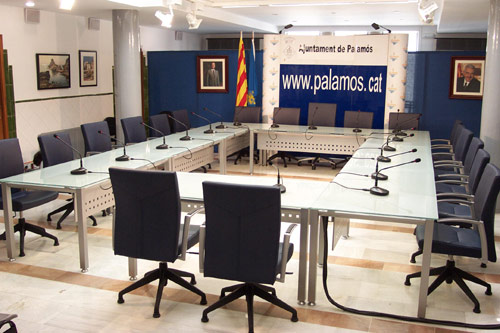 La sala de plens de l'Ajuntament, a punt per a la sessió ordinària d'avui.