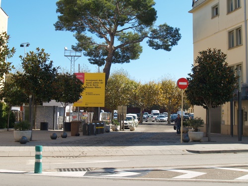 Accés al recinte de l'Arbreda per la plaça del Doctor Dalmau.