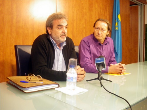 Els regidors Joan Roches (CiU) i Dani Reixach (ERC) durant la roda de premsa que han fet avui.