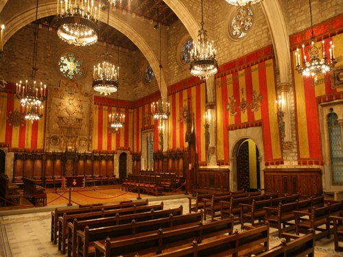 La constitució s'ha fet al Saló de Cent de l'Ajuntament de Barcelona.