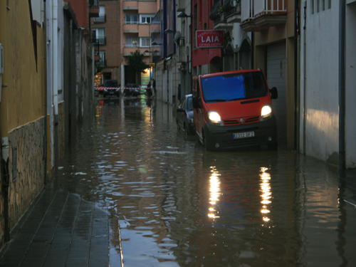 El carrer d'Emili Joan, negat d'aigua, ahir a la tarda.