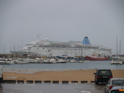 El Thomson Dream, aquest matí al port de Palamós.