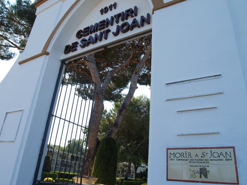 Entrada al centenari cementiri de Sant Joan.