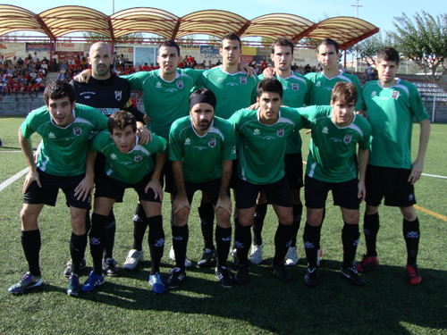 L'equip que el Palamós CF va presentar ahir a Vilassar. (Foto: Sergi Cortés).