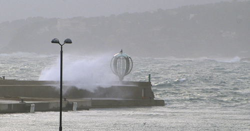 Temporal al moll comercial del port de Palamós, aquesta tarda. (Foto: Jordi Salvador).