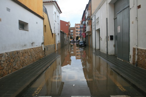 Acumulació d'aigua en un carrer de Palamós.
