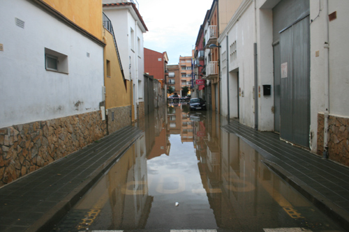 Els carrers al voltant del Mercat solen acumular aigua quan plou fort.