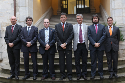 El conseller Recoder i els representants de les institucions gironines, ahir a la Generalitat.