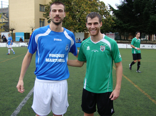 Xavi Casagran, a l'esquerra, amb Jaume Duran, del Palamós CF, abans del partit. (Foto: Sergi Cortés).