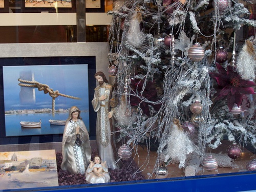 Aparador d'una botiga de Palamós amb decoració de Nadal.