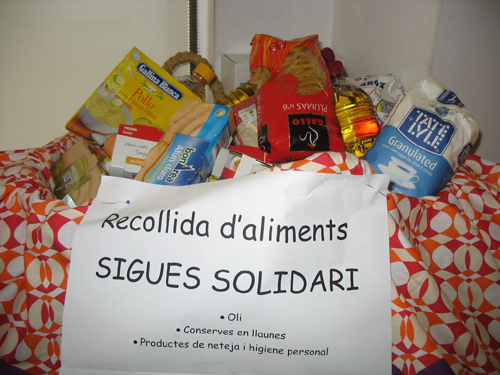 Recollida d'aliments bàsics per a famílies necessitades.