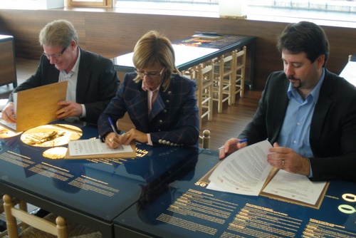 Acte de firma del conveni entre Retecork i l'Espai del Peix, aquest matí.
