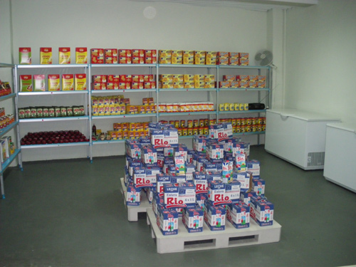 Productes exposats al Centre de Distribució d'Aliments de Palamós.