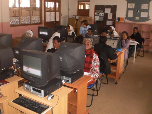 Els cooperants de Proide van fer una aula d'informàtica al Madagascar.