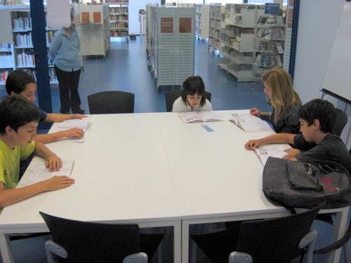 Aquesta activitat estimula la lectura a nens i adults que tenen dificultats per llegir.