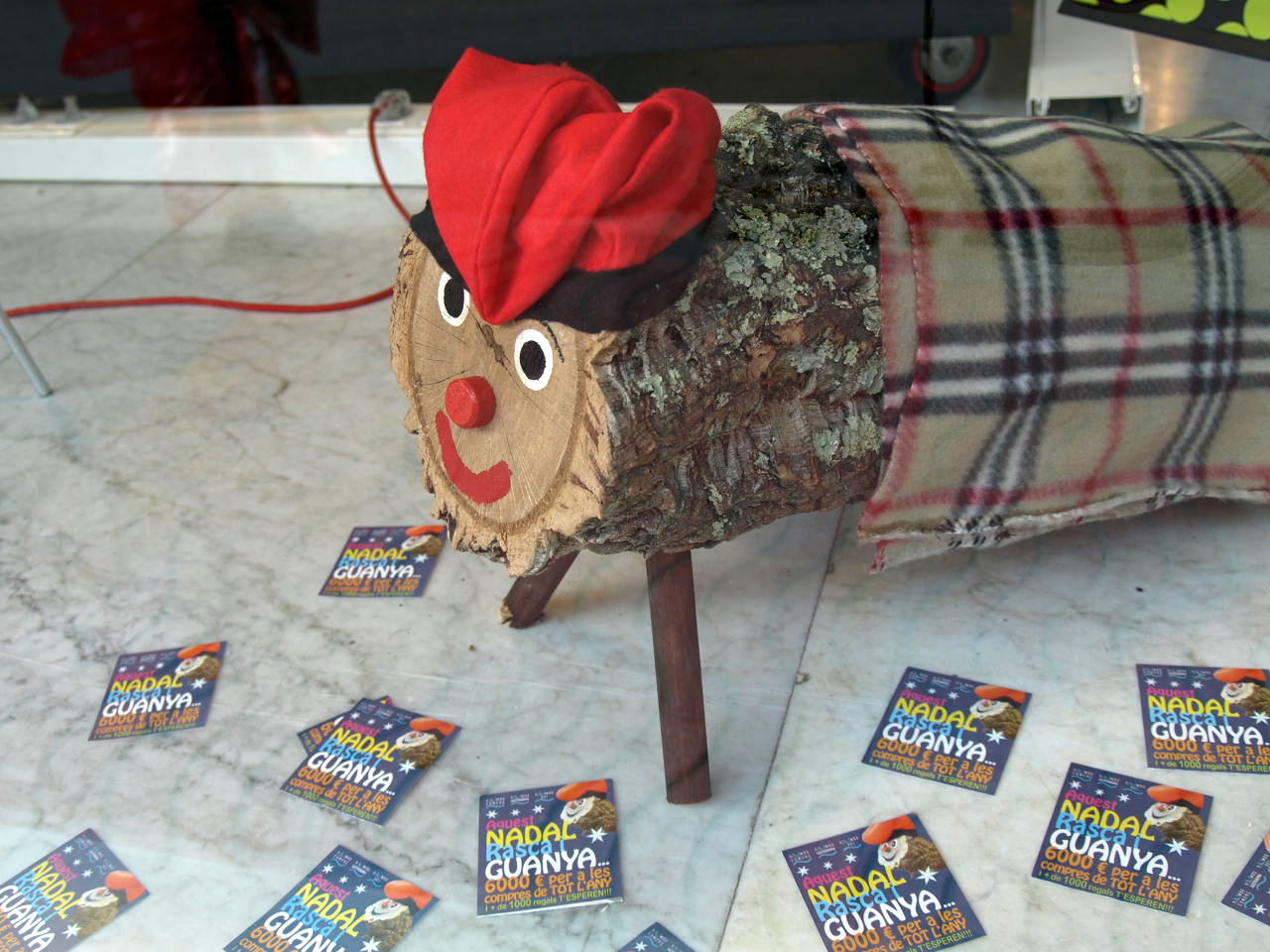 Aparador d'un comerç de Palamós, amb el tradicional Tió.