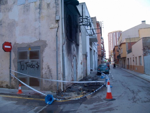 Les restes calcinades dels contenidors cremats al carrer d'Orient.