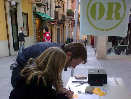 Els ciutadans han aportat idees en les carpes informatives que s'han muntat pel municipi.