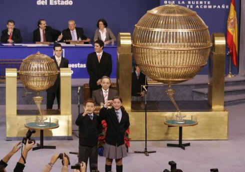 Els nens de San Ildefons durant el sorteig.