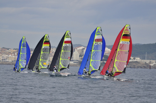 La flota internacional de 49er navegant a la Badia de Palamós. (Foto: A. Farré)