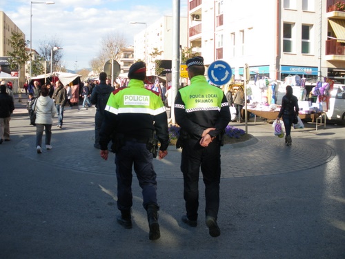 Patrulla mixta de Mossos i Policia Local, avui al mercat de Palamós.