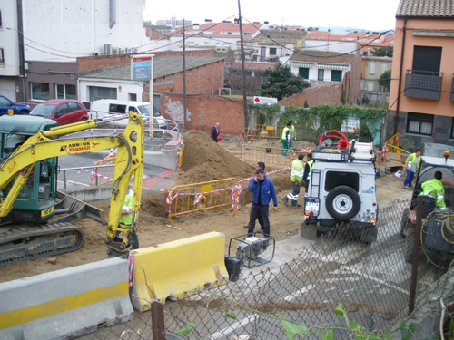 Operaris d'Endesa en el lloc on s'ha produït l'avaria, aquest matí.