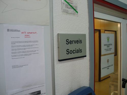Informació sobre les noves condicions del PIRMI, a l'entrada de l'oficina d'Acció Social a Palamós.