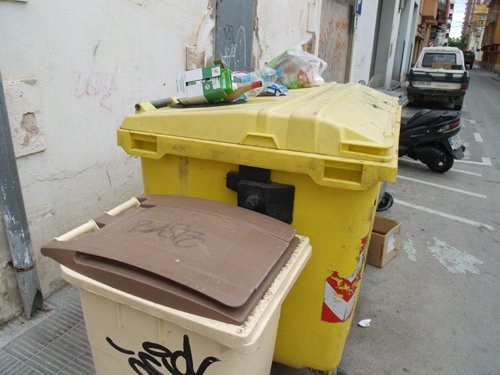 Contenidors d'escombraries en un carrer de Palamós.
