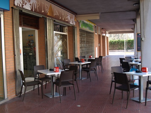 El bar La Pirámide, a l'avinguda de Catalunya.
