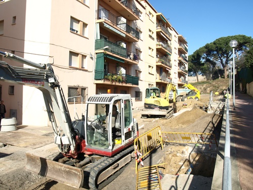 Obres al carrer de Vicenç Bou, al barri de Mas Guàrdies.