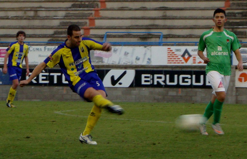 En la imatge Chicho, jugador del Palamós C.F. en una acció del partit davant del Montcada.
