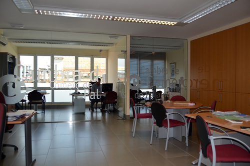 La seu de la Cambra de Palamós centralitza l'oferta de serveis a les empreses.