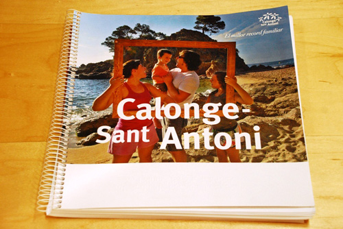 La guia turística de Calonge i Sant Antoni, en braille.