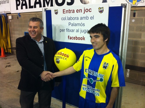 Óscar Almendros i Miquel Aguilar, ahir durant la presentació del jugador.