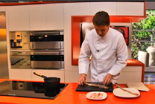 Oriol Blanes, preparant una de les receptes pel programa 'Cuines'. (Foto: TV3).