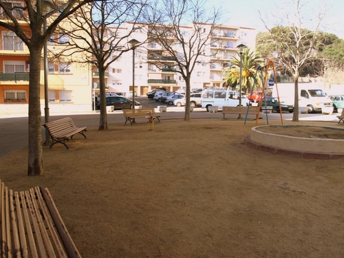 La plaça dels pisos de Mas Guàrdies.