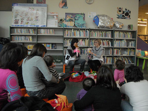 Contes musicats a la biblioteca de Palamós, en una imatge d'arxiu.