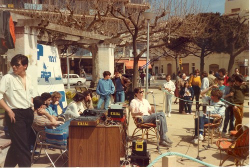 Programa a l'aire lliure de Ràdio Palamós, en una de les fotos que es pot trobar al fons d'imatges.