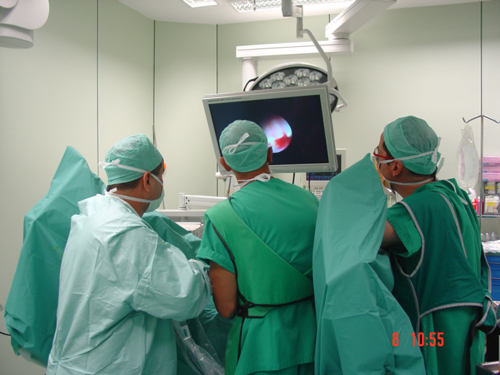 Activitat en un dels quiròfans de l'hospital de Palamós.