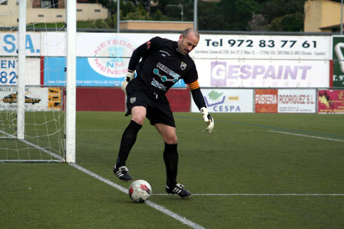 Joan Bayona, porter del Palamós C.F. en el partit disputat ahir enfront el AE Guíxols. Foto: Juanito de la Cruz.