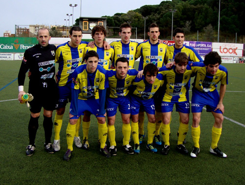 L'equip titular del Palamós CF, ahir a Sant Feliu. (Foto: Sergi Cortés).