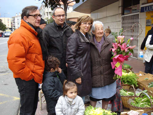Adelaida Oliver amb dos dels seus besnéts, l'alcaldessa  Teresa Ferrés, els regidors Joan Gea i Josep Coll,
