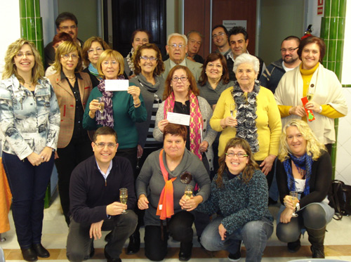 Foto de grup de la gent de Fira Nadalenca i de les entitats beneficiàries, ahir al vespre.