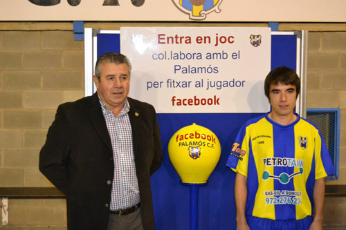 El president del Palamós CF, Miquel Aguilar, i el 'Jugador Facebook'.