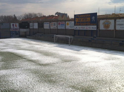 El Nou Estadi Municipal nevat, aquest matí. (Foto: Laura Avilés).